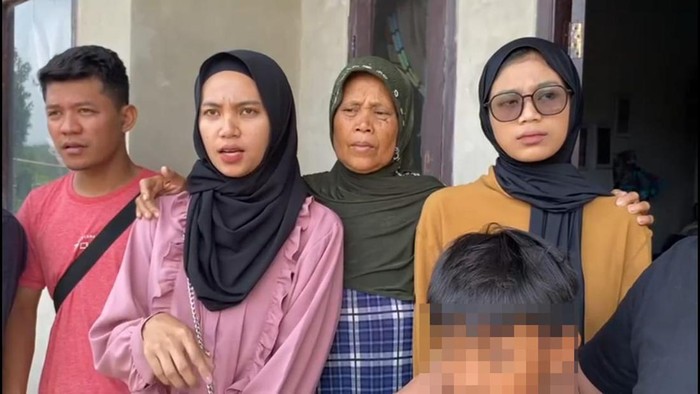 Keluarga Dini Sera Afrianti bersama pengacaranya Dimas Yemahura.