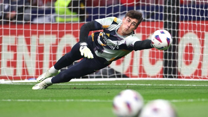 Soccer Football - LaLiga - Atletico Madrid v Real Madrid - Metropolitano, Madrid, Spain - September 24, 2023  Real Madrids Kepa Arrizabalaga during the warm up before the match REUTERS/Isabel Infantes