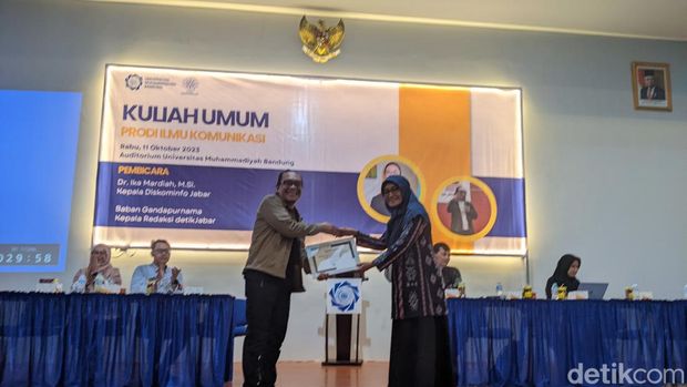 Kepala Redaksi detikJabar Baban Gandapurnama saat mengisi materi tentang OSINT di bidang jurnalistik