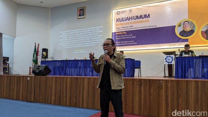 Kepala Redaksi detikJabar Baban Gandapurnama saat mengisi materi tentang OSINT di bidang jurnalistik
