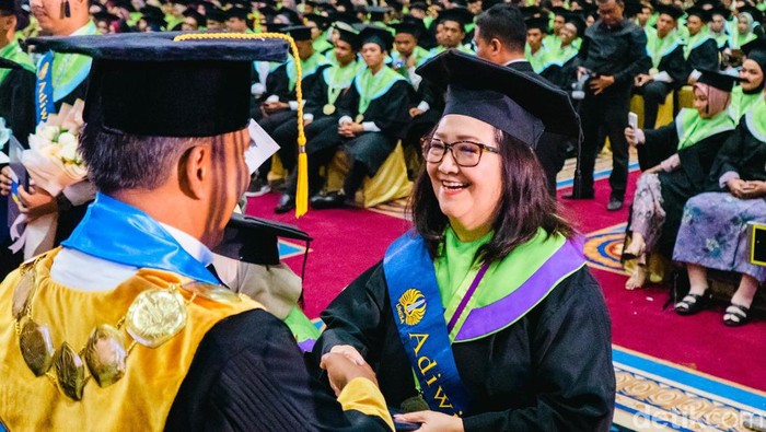 Keren! Windiyati Jadi Lulusan Tertua Unesa dengan IPK 3,98
