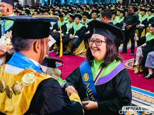 Inspiratif! Windiyati Jadi Lulusan Tertua Unesa dengan IPK 3,98