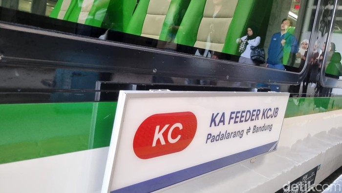 Kereta Feeder KCJB Whoosh
