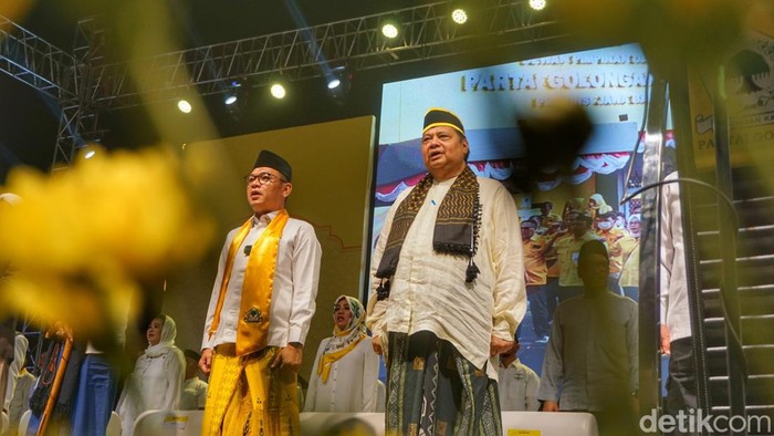 Ketua Dewan Pimpinan Daerah (DPD) Partai Golkar Jawa Barat, Ace Hasan Syadzily saat mendampingi Ketua Umum Partai Golkar, Airlangga Hartarto dalam acara Golkar Bersholawat, di Lapangan Panahan, stadion Si Jalak Harupat, Kabupaten Bandung, Rabu (11/10/2023) malam.