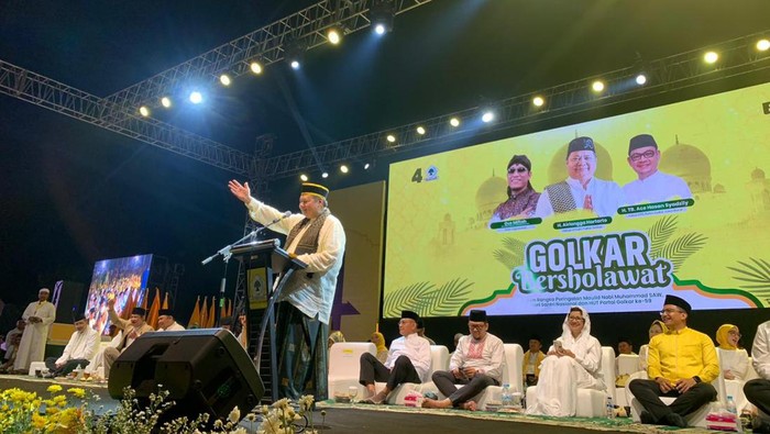 Ketum Golkar Airlangga Hartarto dalam acara Golkar Bersholawat di Bandung, Rabu (11/10/2023).