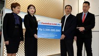 Presiden Direktur Panin Dai-ichi Life Fadjar Gunawan (kedua kanan), didampingi Pjs. Chief Agency Officer Iskandar Wijaya (kanan), Business Development Director Rosni Tanutama (kiri), secara simbolis menyerahkan klaim kepada perwakilan ahli waris nasabah di Jakarta, Rabu (11/10). 