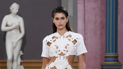 8 Foto Koleksi Busana Valentino Spring/Summer 2024, Merayakan Tubuh Wanita