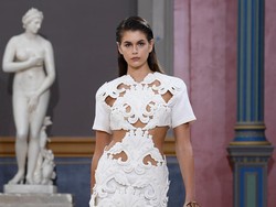 8 Foto Koleksi Busana Valentino Spring/Summer 2024, Merayakan Tubuh Wanita