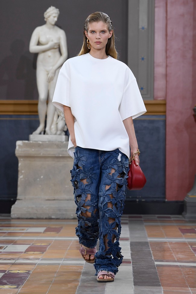 Inilah koleksi Valentino LEcole Spring/Summer 2024. Dalam pernyataannya Creative Director Valentino Pierpaola Piccioli mengatakan koleksi ini memberdayakan perempuan untuk menerima tubuh dan individualitas mereka. Foto: Dok. Valentino.