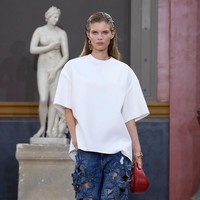 Inilah koleksi Valentino LEcole Spring/Summer 2024. Dalam pernyataannya Creative Director Valentino Pierpaola Piccioli mengatakan koleksi ini memberdayakan perempuan untuk menerima tubuh dan individualitas mereka. Foto: Dok. Valentino.