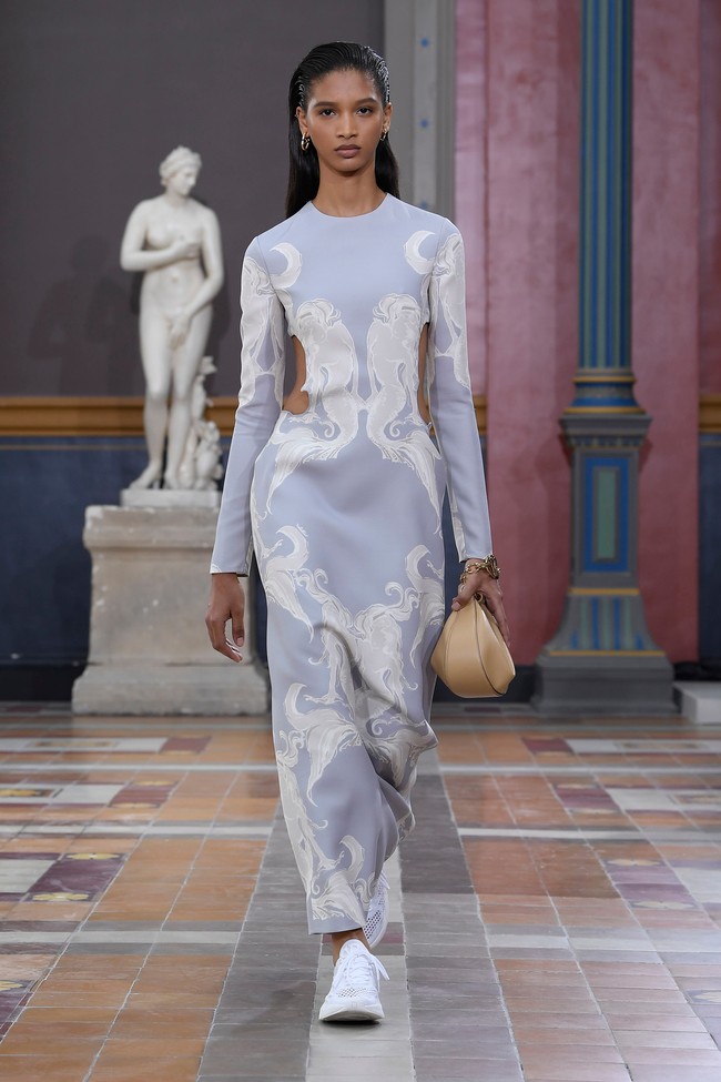 Inilah koleksi Valentino LEcole Spring/Summer 2024. Dalam pernyataannya Creative Director Valentino Pierpaola Piccioli mengatakan koleksi ini memberdayakan perempuan untuk menerima tubuh dan individualitas mereka. Foto: Dok. Valentino.