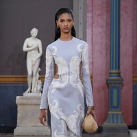 Inilah koleksi Valentino LEcole Spring/Summer 2024. Dalam pernyataannya Creative Director Valentino Pierpaola Piccioli mengatakan koleksi ini memberdayakan perempuan untuk menerima tubuh dan individualitas mereka. Foto: Dok. Valentino.