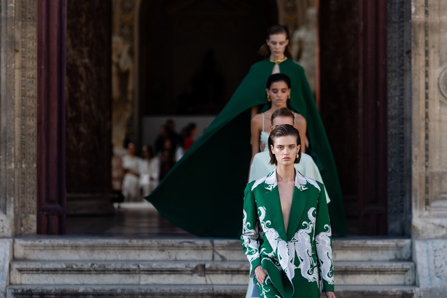 Inilah koleksi Valentino LEcole Spring/Summer 2024. Dalam pernyataannya Creative Director Valentino Pierpaola Piccioli mengatakan koleksi ini memberdayakan perempuan untuk menerima tubuh dan individualitas mereka. Foto: Dok. Valentino.