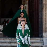 Inilah koleksi Valentino LEcole Spring/Summer 2024. Dalam pernyataannya Creative Director Valentino Pierpaola Piccioli mengatakan koleksi ini memberdayakan perempuan untuk menerima tubuh dan individualitas mereka. Foto: Dok. Valentino.