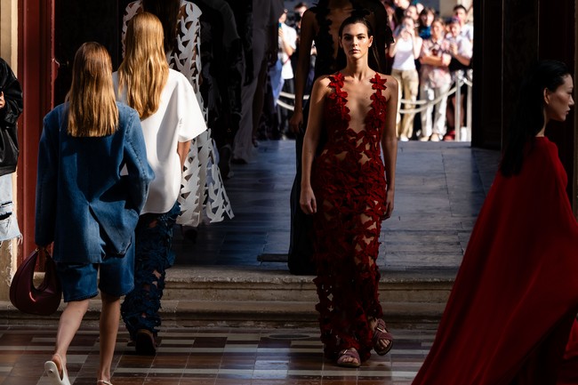 Inilah koleksi Valentino LEcole Spring/Summer 2024. Dalam pernyataannya Creative Director Valentino Pierpaola Piccioli mengatakan koleksi ini memberdayakan perempuan untuk menerima tubuh dan individualitas mereka. Foto: Dok. Valentino.