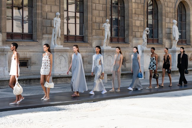 Inilah koleksi Valentino LEcole Spring/Summer 2024. Dalam pernyataannya Creative Director Valentino Pierpaola Piccioli mengatakan koleksi ini memberdayakan perempuan untuk menerima tubuh dan individualitas mereka. Foto: Dok. Valentino.