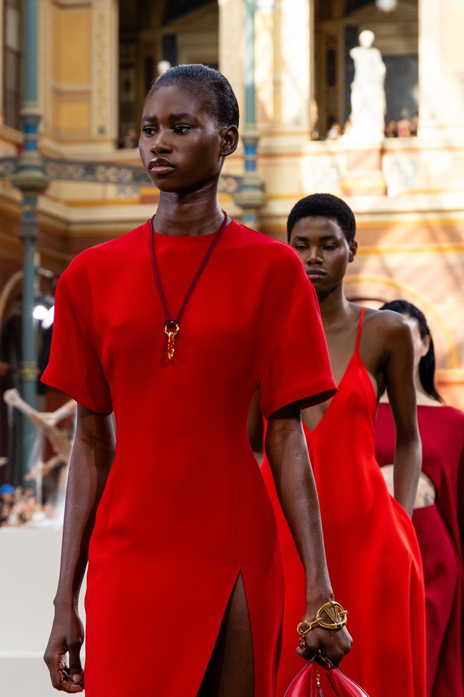 Inilah koleksi Valentino LEcole Spring/Summer 2024. Dalam pernyataannya Creative Director Valentino Pierpaola Piccioli mengatakan koleksi ini memberdayakan perempuan untuk menerima tubuh dan individualitas mereka. Foto: Dok. Valentino.