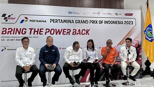 Direktur Utama Mandalika Grand Prix Association (MGPA) Priandhi Satria saat sesi konferensi pers di Kantor Gubernur NTB pada Rabu (11/10/2023).