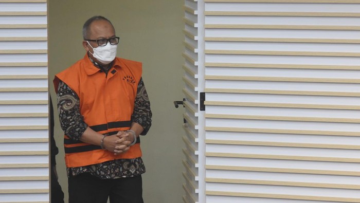 Sekjen Kementerian Pertanian Kasdi Subagyono (kiri) menaiki mobil tahanan KPK usai konferensi pers penetapan dan penahanan tersangka di Gedung Merah Putih KPK, Jakarta, Rabu (11/10/2023). KPK menahan Kasdi Subagyono (KS) serta menetapkan mantan Menteri Pertanian Syahrul Yasin Limpo (SYL) dan Direktur Alat dan Mesin Pertanian Kementan Muhammad Hatta (MH) sebagai tersangka dalam kasus dugaan korupsi pemerasan dengan jabatan, penerimaan gratifikasi, dan tindak pidana pencucian uang (TPPU) di Kementan, dengan jumlah uang yang dinikmati SYL bersama KS dan MH sekitar Rp13,9 miliiar. ANTARA FOTO/Indrianto Eko Suwarso/tom.