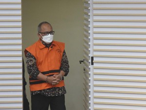 Intip Garasi Sekjen Kementan Kasdi Subagyono yang Ditahan KPK