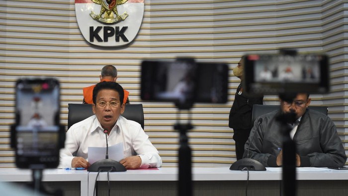 Sekjen Kementerian Pertanian Kasdi Subagyono (kiri) menaiki mobil tahanan KPK usai konferensi pers penetapan dan penahanan tersangka di Gedung Merah Putih KPK, Jakarta, Rabu (11/10/2023). KPK menahan Kasdi Subagyono (KS) serta menetapkan mantan Menteri Pertanian Syahrul Yasin Limpo (SYL) dan Direktur Alat dan Mesin Pertanian Kementan Muhammad Hatta (MH) sebagai tersangka dalam kasus dugaan korupsi pemerasan dengan jabatan, penerimaan gratifikasi, dan tindak pidana pencucian uang (TPPU) di Kementan, dengan jumlah uang yang dinikmati SYL bersama KS dan MH sekitar Rp13,9 miliiar. ANTARA FOTO/Indrianto Eko Suwarso/tom.