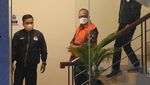 Foto-Foto Sekjen Kementan Berompi Oranye