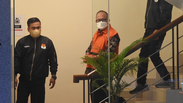 Sekjen Kementerian Pertanian Kasdi Subagyono (kiri) menaiki mobil tahanan KPK usai konferensi pers penetapan dan penahanan tersangka di Gedung Merah Putih KPK, Jakarta, Rabu (11/10/2023). KPK menahan Kasdi Subagyono (KS) serta menetapkan mantan Menteri Pertanian Syahrul Yasin Limpo (SYL) dan Direktur Alat dan Mesin Pertanian Kementan Muhammad Hatta (MH) sebagai tersangka dalam kasus dugaan korupsi pemerasan dengan jabatan, penerimaan gratifikasi, dan tindak pidana pencucian uang (TPPU) di Kementan, dengan jumlah uang yang dinikmati SYL bersama KS dan MH sekitar Rp13,9 miliiar. ANTARA FOTO/Indrianto Eko Suwarso/tom.