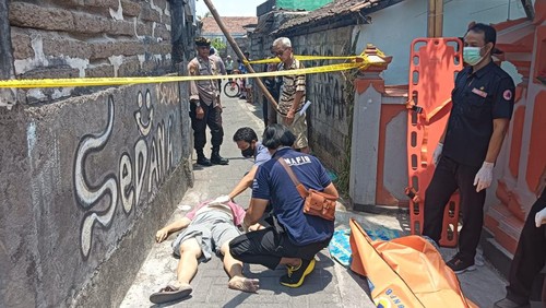 Lansia ditemukan jatuh dan tewas di dalam gang.