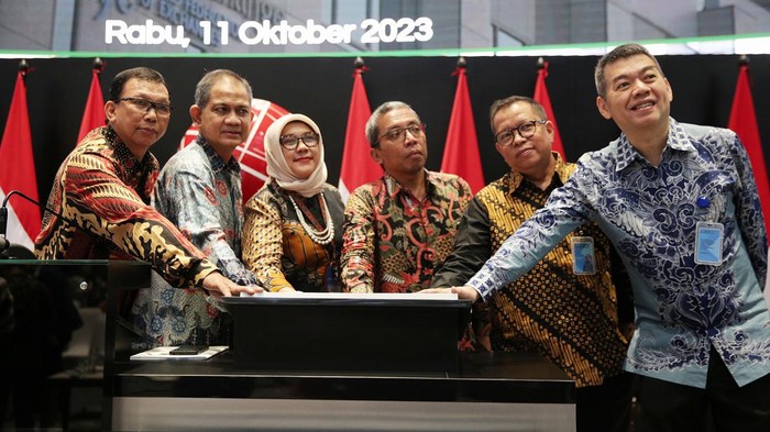 Salah satu perusahaan logistik terbesar 
di Indonesia, PT Logisticsplus International Tbk resmi melantai di BEI dengan kode saham LOPI. LOPI menawarkan harga perdana Rp100 per saham.
