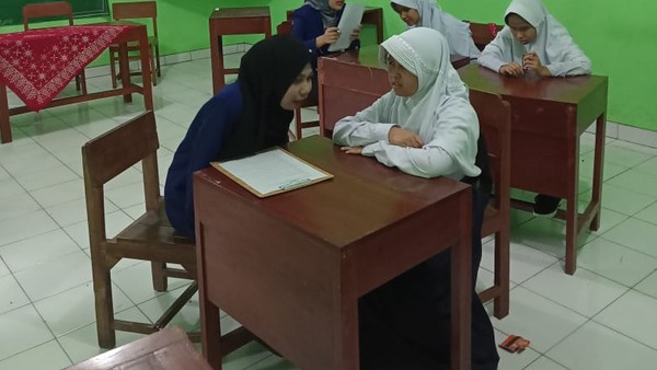 Potret Mahasiswa UNY Bantu Siswa Tunanetra Belajar Kimia dengan Braille