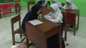 Potret Mahasiswa UNY Bantu Siswa Tunanetra Belajar Kimia dengan Braille