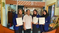 Mahasiswa S1 Pendidikan Kimia Fakultas MIPA UNY membantu siswa tunanetra untuk belajar kimia menggunakan media pembelajaran berhuruf Braille yang dinamai ‘Chemistry For You’. Foto: Doc. UNY