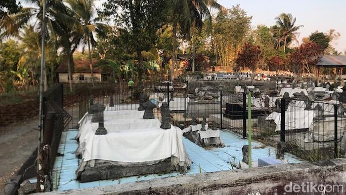 Makam di Paliyan, Gunungkidul, banyak ditutup kain putih. Warga sekitar menyebut hal itu sudah menjadi tradisi yang dilakukan turun-temurun. Foto diambil Selasa (10/10/2023).
