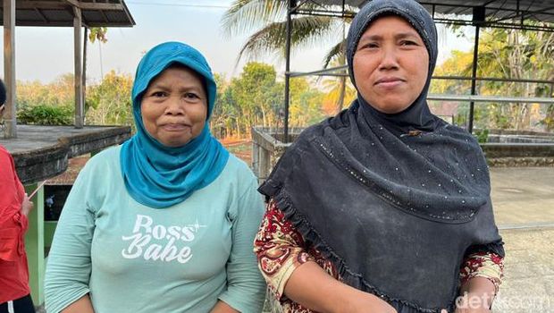 Makam di Paliyan, Gunungkidul, banyak ditutup kain putih. Warga sekitar menyebut hal itu sudah menjadi tradisi yang dilakukan turun-temurun. Foto diambil Selasa (10/10/2023).