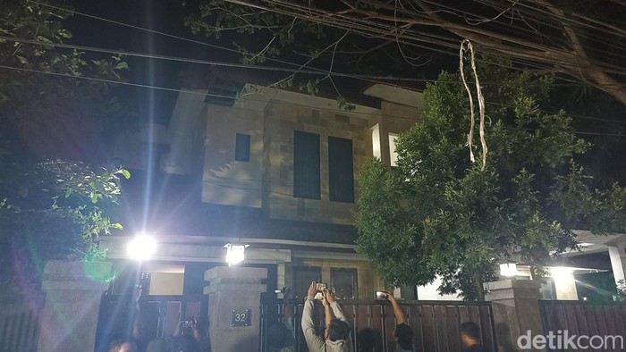 Suasana rumah ibunda SYL di Jalan Haji Bau, Makassar, Rabu (11/10/2023) malam