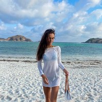 Sampai di Lombok, Marketa Mörwicková belum bosan bermain dengan pantai. Begini gaya sang model bertinggi 179 cm saat memakai bikin dan dress transparan juga tas cantik. Foto: Instagram