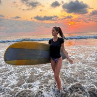 Wanita 19 tahun yang merupakan finalis Miss Republik Ceko 2022 juga mengunjungi pantai di Kuta. Foto: Instagram