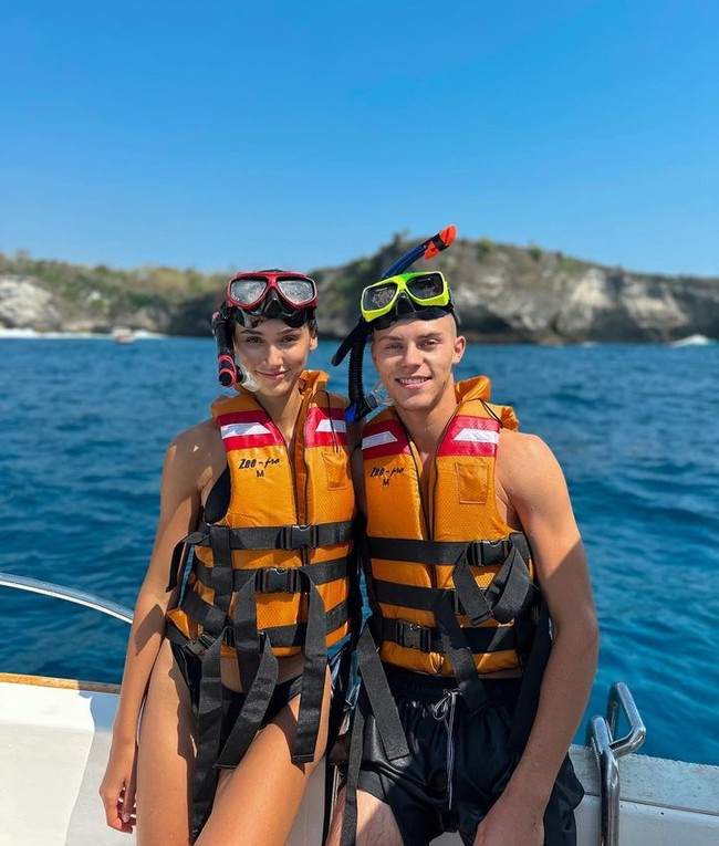 Marketa dan Filip pun cukup banyak menghabiskan waktu di pantai. Begini potret mereka ketika akan menyelam di Nusa Penida. Foto: Instagram