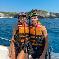 Marketa dan Filip pun cukup banyak menghabiskan waktu di pantai. Begini potret mereka ketika akan menyelam di Nusa Penida. Foto: Instagram