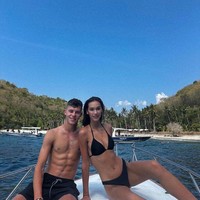 Marketa Morwickova diketahui berpacaran dengan Filip Salac. Keduanya sering membagikan potret kemesraan di media sosial. Ikut liburan bersama pacarnya di Lombok, baru-baru ini Marketa pun mengabadikan momen ketika Filip membeli bensin eceran dari seorang anak kecil. Foto: Instagram