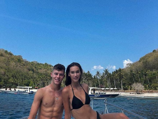Marketa Morwickova diketahui berpacaran dengan Filip Salac. Keduanya sering membagikan potret kemesraan di media sosial. Ikut liburan bersama pacarnya di Lombok, baru-baru ini Marketa pun mengabadikan momen ketika Filip membeli bensin eceran dari seorang anak kecil. Foto: Instagram
