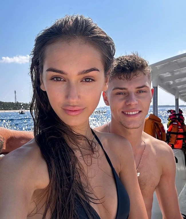 Menjelang laga MotoGP Mandalika 2023, Filip Salac menikmati waktu untuk jalan-jalan di Bali dan Lombok. Pria asal Ceko tersebut jadi viral karena berbagai kelokalanya semalam di sini. Ia pun mengajak serta pacarnya, Markéta Mörwicková. Foto: Instagram