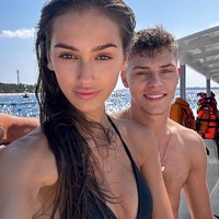 Menjelang laga MotoGP Mandalika 2023, Filip Salac menikmati waktu untuk jalan-jalan di Bali dan Lombok. Pria asal Ceko tersebut jadi viral karena berbagai kelokalanya semalam di sini. Ia pun mengajak serta pacarnya, Markéta Mörwicková. Foto: Instagram