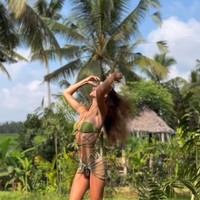 Selama di Bali, tak lupa ingin berfoto berlatar keindahan sawah dan alam Pulau Dewata. Foto: Instagram