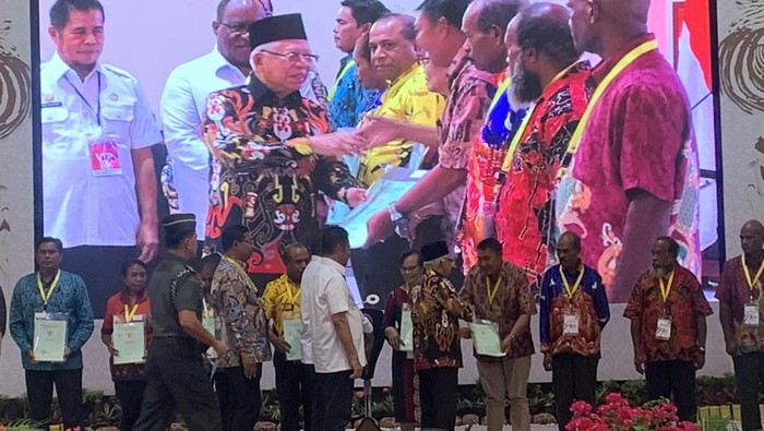 Maruf Amin Serahkan 102 Sertifikat Tanah untuk Warga Papua (Mulia Budi/detikcom)