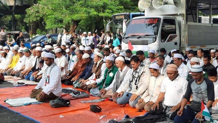 Massa demo PA 212 gelar salat berjemaah di depan Kedubes AS (Annisa/detikcom)