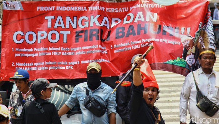 Massa dari Front Indonesia Timur Bersatu (FITB) menggelar aksi unjuk rasa di Gedung Merah Putih KPK, Jakarta, Rabu (11/10/2023).