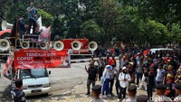 Seorang orator berbicara dari atas mobil komando. Massa juga membawa sejumlah atribut demo yang menuntut Ketua KPK Firli Bahuri dicopot.