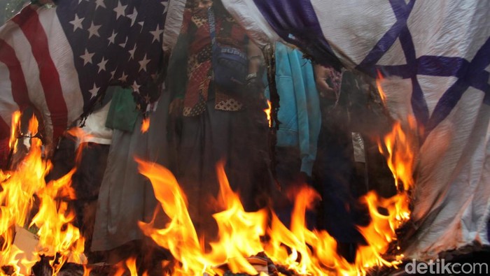 Massa PA 212 Demo Bela Palestina Bakar Bendera AS-Israel Massa PA 212 yang menggelar Aksi Solidaritas Palestina tidak hanya menyampaikan orasi. Mereka juga membakar bendera AS dan Israel di depan Kedubes AS, Jakarta.