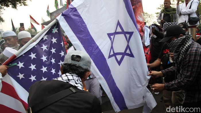 Massa PA 212 Demo Bela Palestina Bakar Bendera AS-Israel Massa PA 212 yang menggelar Aksi Solidaritas Palestina tidak hanya menyampaikan orasi. Mereka juga membakar bendera AS dan Israel di depan Kedubes AS, Jakarta.